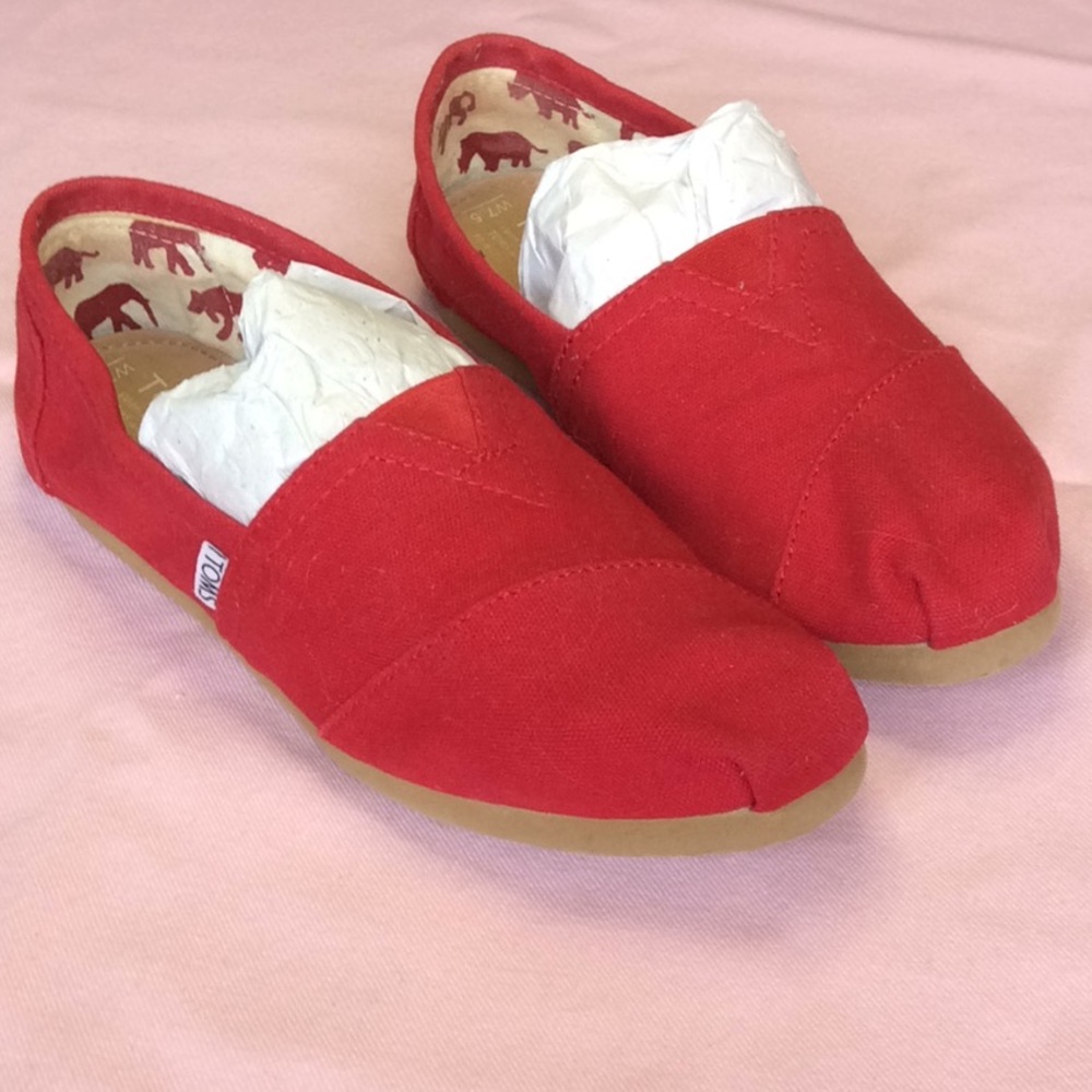 FINAL SALE PRICE Nearly New Toms Red Canvas Shoes 7.5W
